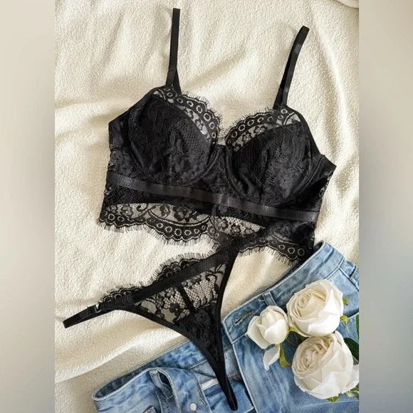 New sexy women’s lingerie set, underwire bustier and thong in black lace​​ - Picture 2 of 7